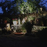 Gartenlicht Gartenbeleuchtung: Sitzplatz mit Blumenkübeln Pflanzkübel