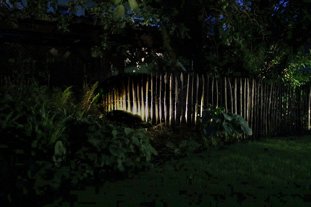 Gartenlicht Gartenbeleuchtung mit Niedervoltstrahlern Staketenzaun