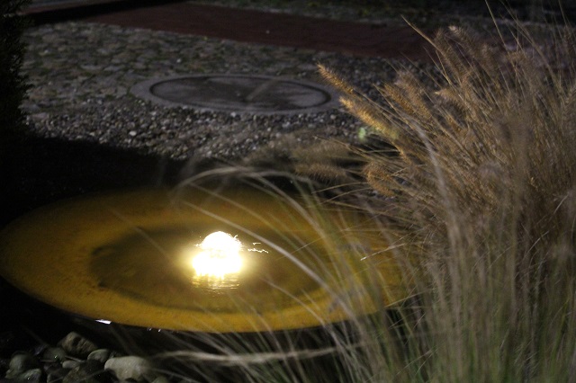Gartenbeleuchtung mit Niedervoltstrahlern: Beleuchtung eines Quellbeckens aus Cor-Ten-Stahl Vogelbad