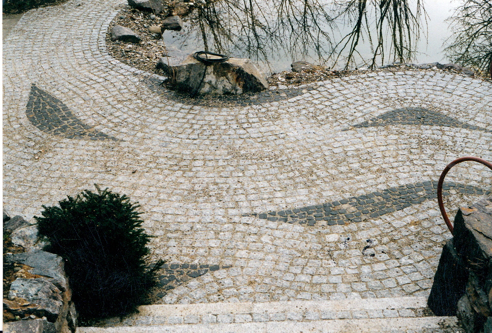 Pflaster: Natursteinpflaster Kleinpflaster Granit mit Melaphyr; Reihenpflaster in Wellen