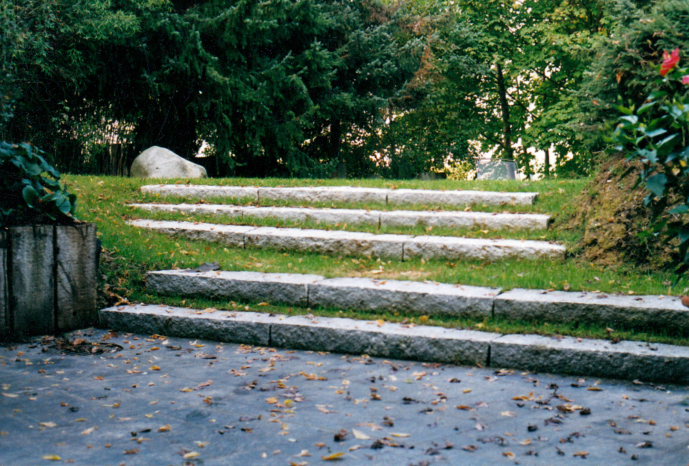 Rasen Treppe Blockstufe Naturstein Granit