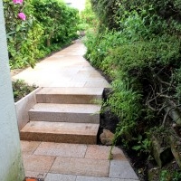 Naturstein-Gartentreppe: Blockstufen und Weg aus gelbem Granit, geflammt