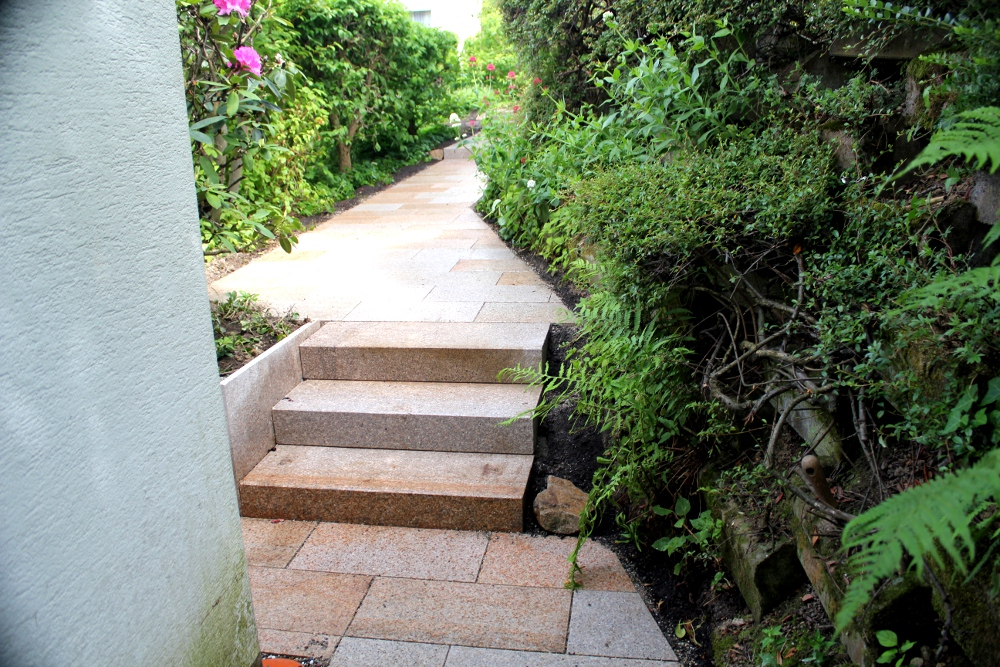 Naturstein-Gartentreppe: Blockstufen und Weg aus gelbem Granit, geflammt