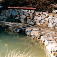 Gartenteich: Trockenmauer aus Granit. Quelleinlauf aus Granit-Leistensteinen
