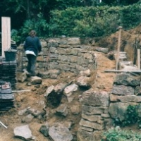Bau einer Trockenmauer aus Kalkstein