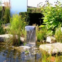 Wasser im Garten: Stele aus Edelstahl; Wasserspiel; Wasserfall; Gartenteich in unserem Schaugarten