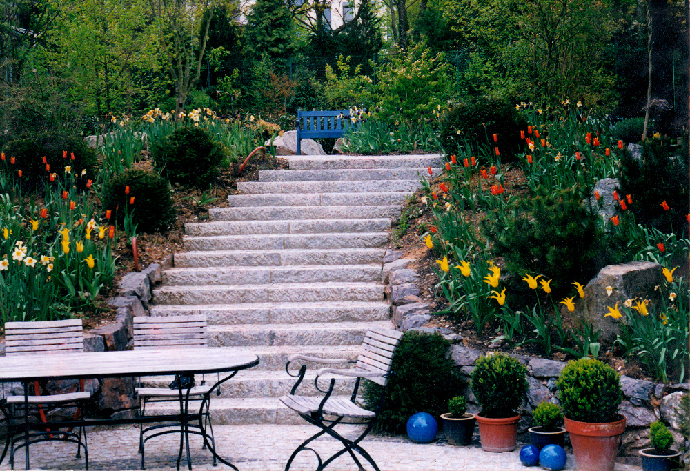 Naturstein-Gartentreppe aus Granit-Stellstufen mit Granit hinterpflastert